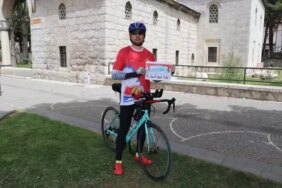 Çanakkale'den aldığı toprak ve Türk bayrağını bisikletiyle Samsun'a götürüyor