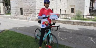 Çanakkale'den aldığı toprak ve Türk bayrağını bisikletiyle Samsun'a götürüyor