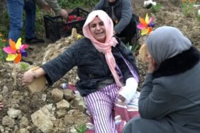 Çiğdem Kaya, Heyelanda Kayıp Ailesinin Kabirlerini Ziyaret Etti
