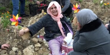 Çiğdem Kaya, Heyelanda Kayıp Ailesinin Kabirlerini Ziyaret Etti