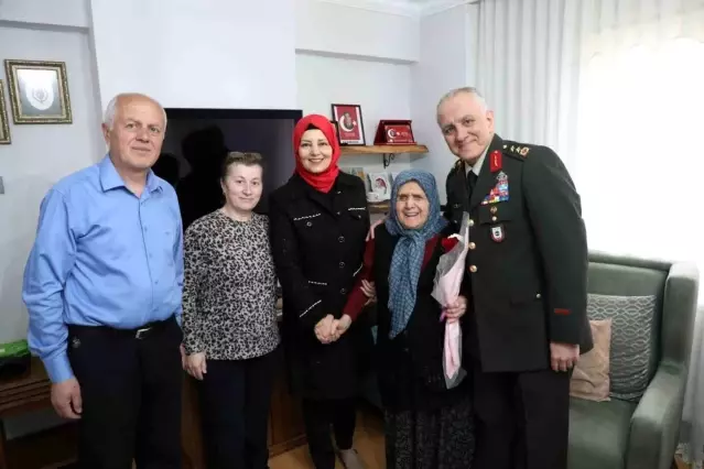 Garnizon Komutanı Ala'dan şehit annesine anlamı ziyaret