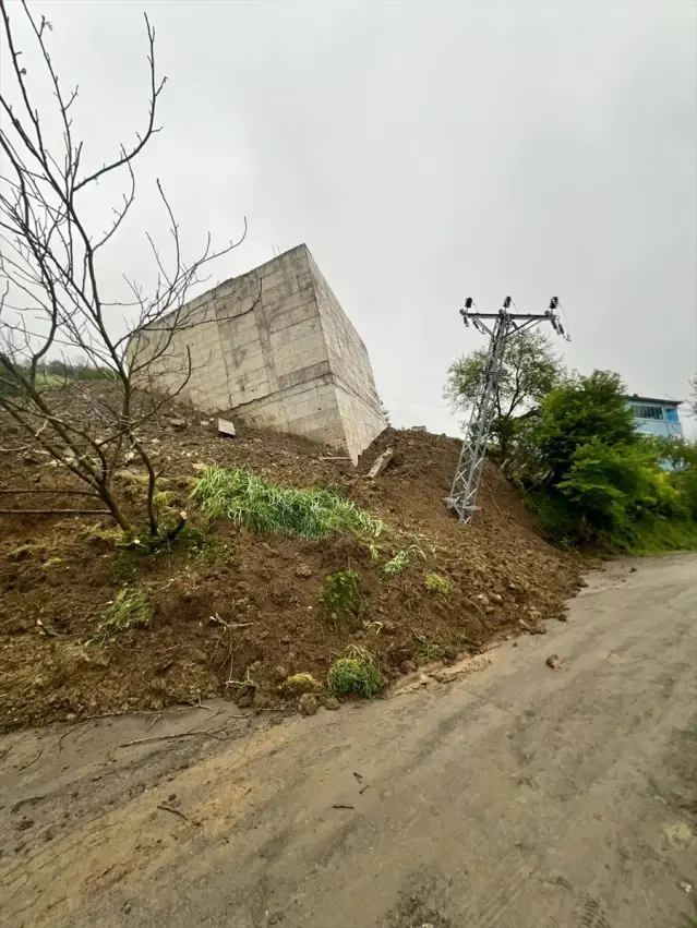 Samsun'da Toprak Kayması: Evin Duvarı Çöktü