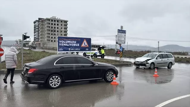Atakum'da Trafik Kazası: 2 Yaralı