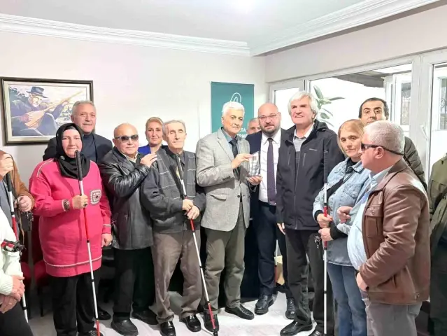 Atakum'dan görme engellilere 'beyaz baston' desteği
