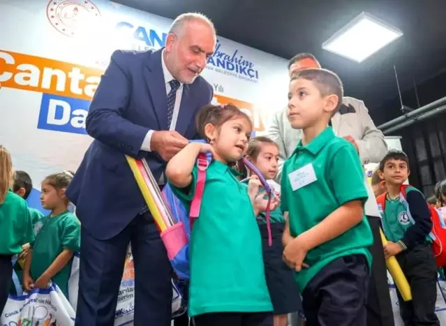 Başkan Sandıkçı: 'Eğitim yolculuğunun her aşamasında öğrencilerimizin ve ailelerimizin yanındayız'