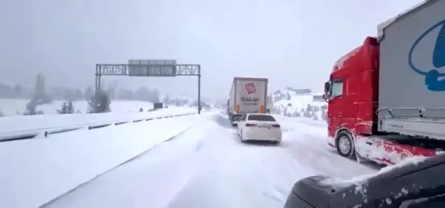 Bolu'da Yoğun Kar Yağışı Trafiği Felç Etti