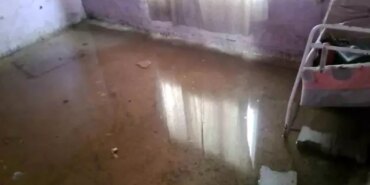 Evlerini su basan aile, geçici olarak lojmana yerleştirildi