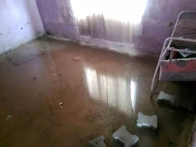 Evlerini su basan aile, geçici olarak lojmana yerleştirildi