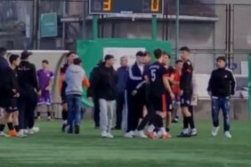 Küçücük çocuklar, öğretmenlerine tekme tokat saldırdı