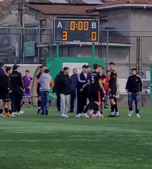 Küçücük çocuklar, öğretmenlerine tekme tokat saldırdı