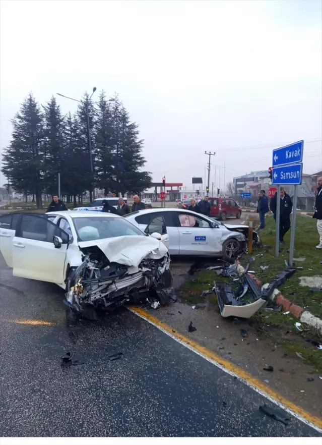 Ladik'te Trafik Kazası: 3 Yaralı