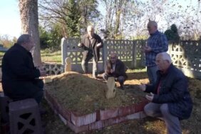 Sadık Köpek Sahibinin Mezarı Başında