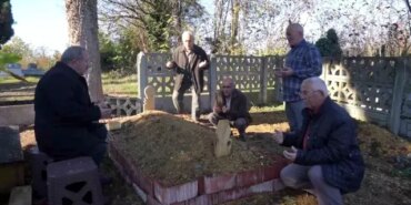 Sadık Köpek Sahibinin Mezarı Başında