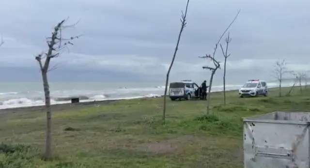 Sahile vuran gizemli sandık ekipleri alarma geçirdi! Üzerindeki yazılar incelenecek