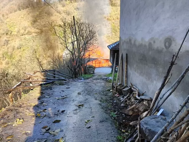 Salıpazarı'ndaki Yangında Bir Ev Küle Döndü
