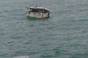 Samsun'da Kontrolsüz Sürüklenen Tekne Kurtarıldı