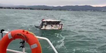 Samsun'da Sürüklenen Tekne Kıyıya Çekildi