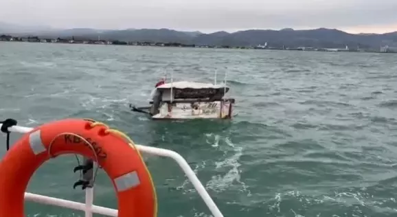 Samsun'da Sürüklenen Tekne Kıyıya Çekildi