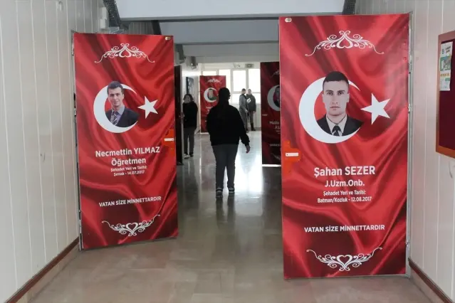 Samsun'da bir okulun sınıf kapıları şehitlerin isimleri ve fotoğraflarıyla kaplandı