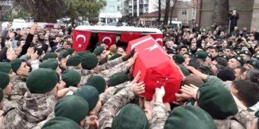 Samsunlu şehit polis, görev arkadaşlarının omzunda dualarla uğurlandı