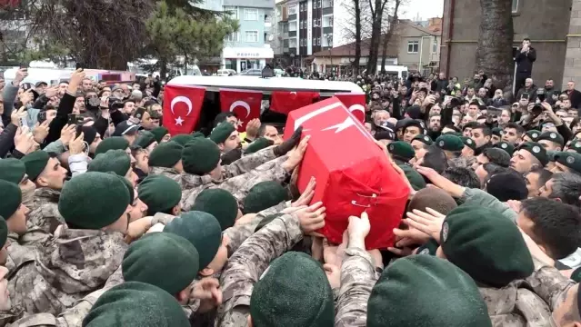 Samsunlu şehit polis, görev arkadaşlarının omzunda dualarla uğurlandı