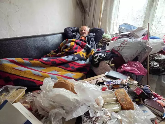 Yazın evinden 4 kamyon çöp çıkarıldı ama içeride hâlâ 2 kamyonluk çöp var