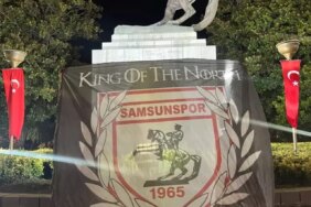 Samsunspor taraftarı, AEK maçı öncesi Atatürk Anıtı çevresinde sabaha kadar nöbet tuttu