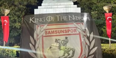 Samsunspor taraftarı, AEK maçı öncesi Atatürk Anıtı çevresinde sabaha kadar nöbet tuttu