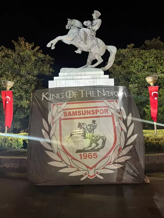 Samsunspor taraftarı, AEK maçı öncesi Atatürk Anıtı çevresinde sabaha kadar nöbet tuttu