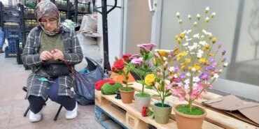 Asiye Kiraz'dan Renkli Örgü Çiçekler