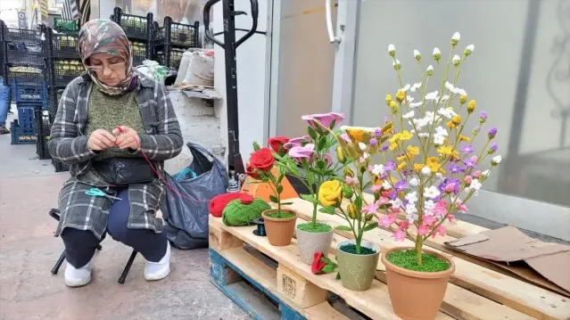 Asiye Kiraz'dan Renkli Örgü Çiçekler