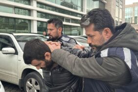 Eski eşini rahatsız ettiğini öne sürdüğü kişiyi bıçaklayarak öldürdü