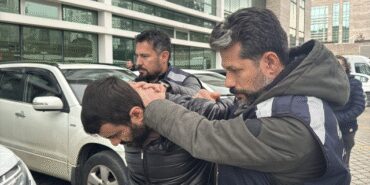 Eski eşini rahatsız ettiğini öne sürdüğü kişiyi bıçaklayarak öldürdü