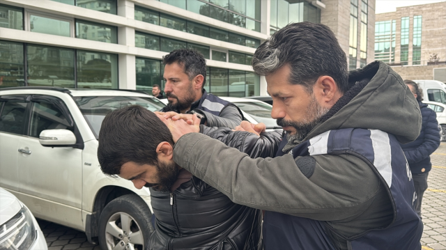 Eski eşini rahatsız ettiğini öne sürdüğü kişiyi bıçaklayarak öldürdü