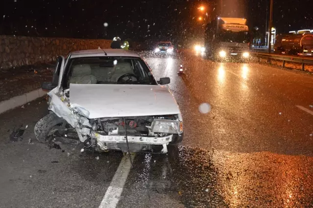 Havza'da Kaldırıma Çarpan Otomobilde İki Yaralı