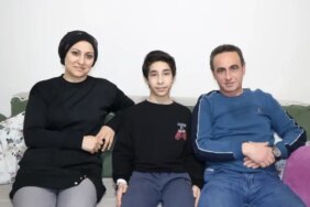 Küçük Kahraman Trafik Levhalarını Temizledi