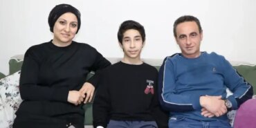 Küçük Kahraman Trafik Levhalarını Temizledi