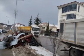 Ladik'te Kuvvetli Rüzgar Çatı Parçasını Uçurdu