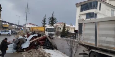 Ladik'te Kuvvetli Rüzgar Çatı Parçasını Uçurdu