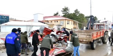 Ladik'te Rüzgar Okul Çatısını Uçurdu