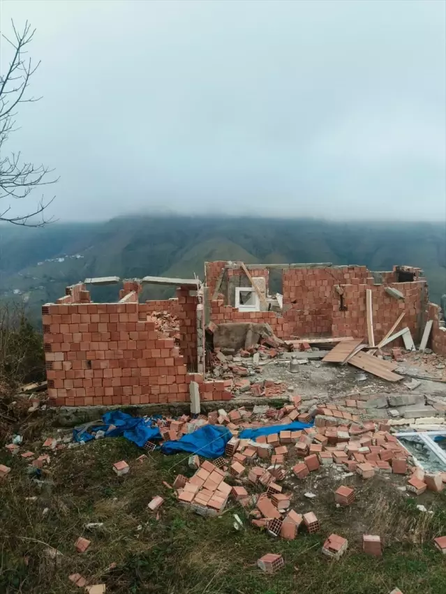 Samsun'da Kuvvetli Rüzgar İnşaatı Vurdu