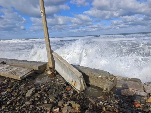 Samsun'da Rüzgar Dalgaları Sahili Vurdu