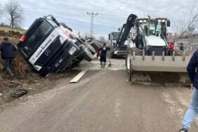 Samsun'da beton mikseri kanala devrildi