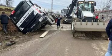 Samsun'da beton mikseri kanala devrildi