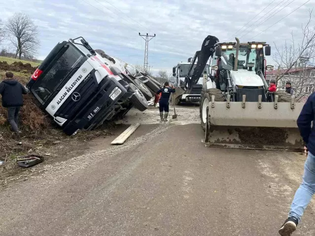 Samsun'da beton mikseri kanala devrildi