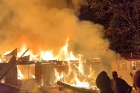 Samsun'da gece yarısı korku dolu anlar: Kırsal mahallede iki ev alevlere teslim oldu