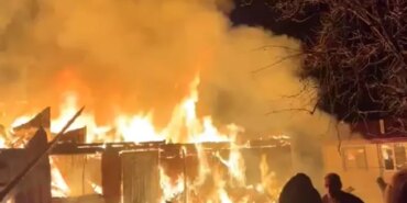 Samsun'da gece yarısı korku dolu anlar: Kırsal mahallede iki ev alevlere teslim oldu