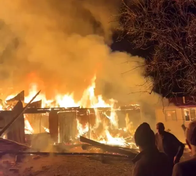 Samsun'da gece yarısı korku dolu anlar: Kırsal mahallede iki ev alevlere teslim oldu