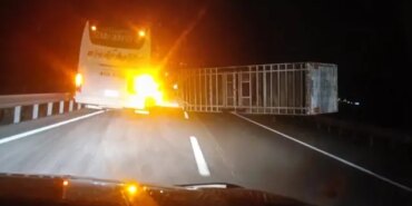 Sinop'ta Rüzgarın Devrildiği Tırda Sürücü Yaralandı