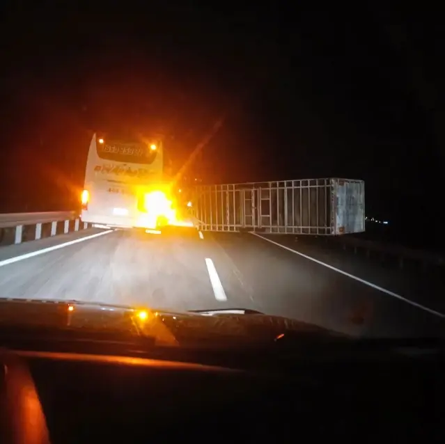 Sinop'ta Rüzgarın Devrildiği Tırda Sürücü Yaralandı